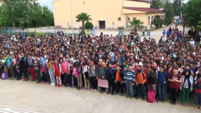 isaret dili -  Öğretmeni ile birlikte 1400 öğrenciye koro şefliği yapıyor  Videosu