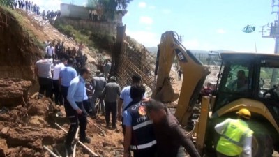 kazma kurek -  Yol yapım çalışmasında göçük: 2 işçi yaralandı Videosu