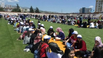  Bin 800 öğrenci stadyumda kurulan yer sofrasında yemek yiyerek, oku dedi