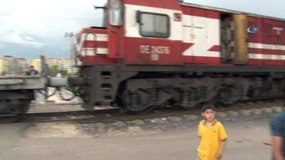 hemzemin gecit -  Diyarbakır’da tren otomobile çarptı: 1 ağır yaralı Videosu