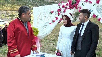 yaris -  Genç çiftler nikah kıydırmak için Arzu ve Kamber kayalığını seçiyor  Videosu