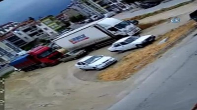carpma ani -  Park halindeki otomobile çarpıp böyle kaçtı  Videosu