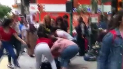 dovme -  Cadde ortasında kızlar bir birine girdi Videosu