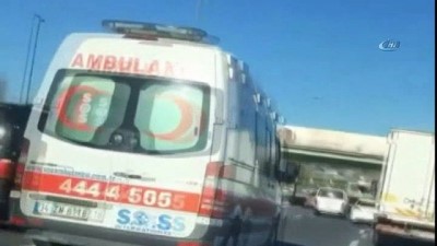 yaris -  E-5 Karayolu’nda trafik magandası ambulansa böyle makas attı  Videosu