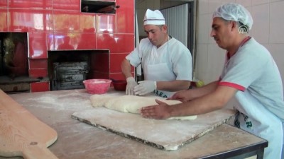 corek otu - Manisa'da 3 metrelik ramazan pidesi  Videosu