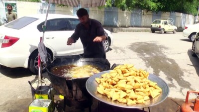 islamabad - Pakistan'da iftarın vazgeçilmezi samosa - İSLAMABAD  Videosu