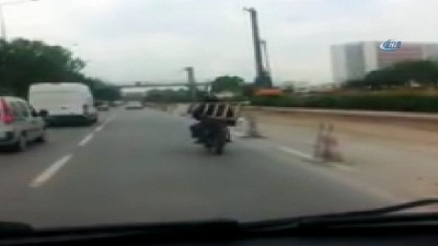 motosiklet surucusu -  Trafiğe merdiven ile çıktı  Videosu