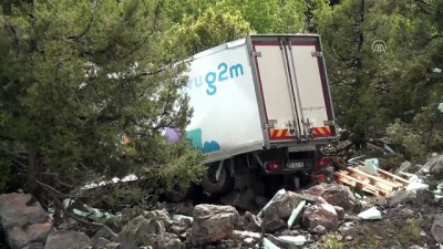 direksiyon - Antalya'da kamyon uçuruma devrildi: 1 ölü, 1 yaralı Videosu