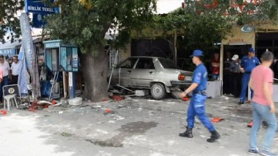 kahvehane -  Otomobil kahvehaneye girdi... O anlara kamerada: 1 ölü Videosu