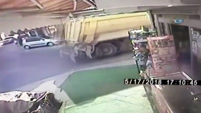 hafriyat kamyonu -  Yolun karşısına geçmek isteyen yaşlı adama hafriyat kamyonu böyle çarptı  Videosu