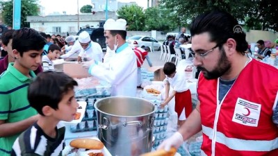 aksam ezani - Batman'da iftarlık dağıtan görevlilere yapılan saldırı Videosu