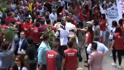  CHP’nin 19 Mayıs yürüyüşünde partililer birbirine girdi 