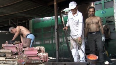 ocaklar -  Demir döküm işçilerinin Ramazan ayında 1350 derece sıcaklıkta ekmek mücadelesi  Videosu
