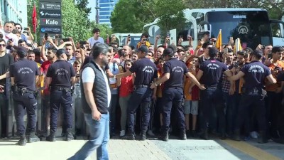 takim otobusu - Galatasaray maça uğurlandı- İZMİR Videosu