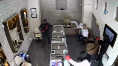 gram altin -  Maskeli ve silahlı hırsızlar, 97 saniyede kuyumcu dükkanını tamamen boşalttı... O anlar kamerada  Videosu