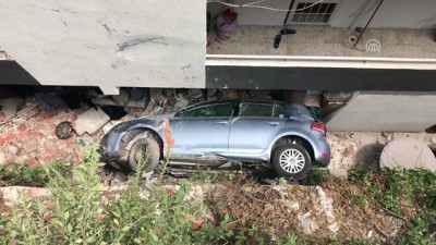 Otomobil apartman boşluğuna düştü: 2 yaralı - İZMİR 