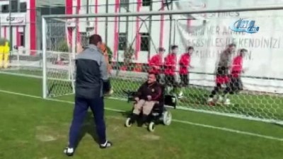 cam kemik hastasi - Eskişehirsporlu küçük dev adam Sneijder'i Eskişehir'e davet etti  Videosu