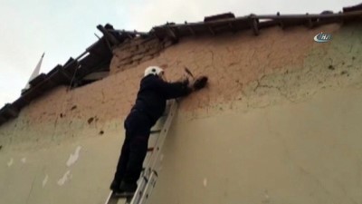  İtfaiyeden karga kurtarma operasyonu kamerada 