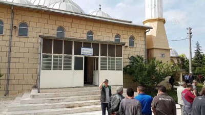 Yıldırım isabet eden cami duvarı zarar gördü (2) - NİĞDE 