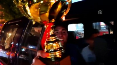 davul zurna - Galatasaray'ın şampiyonluğu kutlanıyor - LEFKOŞA  Videosu