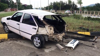 Otomobil ile minibüs çarpıştı: 4 yaralı - KARABÜK