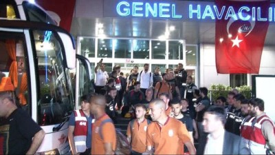 sampiyon - Şampiyon Galatasaray, İstanbul'a geldi  Videosu