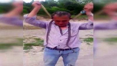 uzunlu -  Yılanı hiç korkmadan boynuna doladı  Videosu
