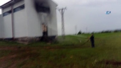yildirim dusmesi -  Elektrik trafosuna düşen yıldırım 24 köyü elektriksiz bıraktı  Videosu