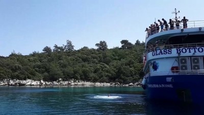 eziler - Marmaris'te tur teknesine yunus eşlik etti - MUĞLA Videosu