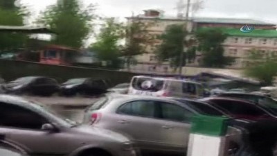 mahsur kaldi -  Sel sonrası asfalt çöktü, park halindeki araç dev çukura düştü Videosu
