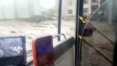 mahsur kaldi - Selde otobüs durağında mahsur kalan çocuklar kepçeyle kurtarıldı - ERZURUM Videosu