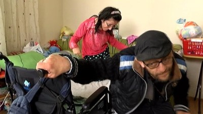 engelli cift - Engelli çiftin arasındaki aşk engel tanımadı, kitap yazdırdı  Videosu