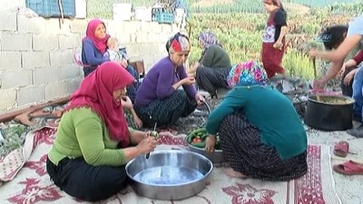 beraberlik -  Her gün bir evde yemek pişiyor,köy meydanında iftar geleneği devam ediyor  Videosu