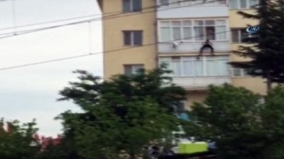 amator kamera -  İşten çıkarılan genç dördüncü kattan atlamak istedi Videosu