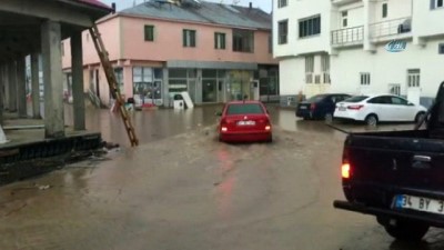  Karlıova'da sağanak yağış caddeleri göle çevirdi