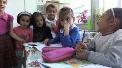 sinif ogretmeni - Minik Yezda Nur ana kucağında okul yolunda - NİĞDE  Videosu