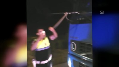 uzunlu - Seyir halindeki tırın sileceğine yılan dolandı - KARABÜK  Videosu