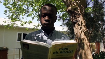 ogretmenlik - Sudanlı genç, Türk öğrencilere Türkçe dersi veriyor - İSTANBUL  Videosu