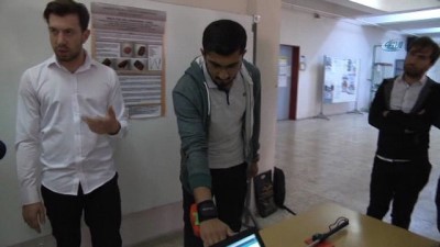  Üniversite öğrencileri engelli bireyleri unutmadı...Görme engelliler için bileğe takılabilen sensör yaptı