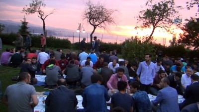 sofya -  Ayasofya Camisi’nin bahçesinde, yer sofrasında iftar yaptılar  Videosu