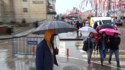 barla -  Sağanak yağışın su birikintileri oluşturduğu yollarda vatandaşlar, tahta paletlerin üzerinde yürüdü  Videosu