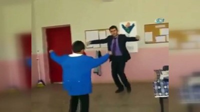 oyun havasi -  Öğretmenin öğrencisine Ankara oyun havası öğretmesine sosyal medyada büyük ilgi  Videosu