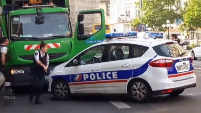 protesto -  - Paris’te İki Çöpçü Siyasi Eylem İçin Çöp Kamyonunu Kaçırdı Videosu