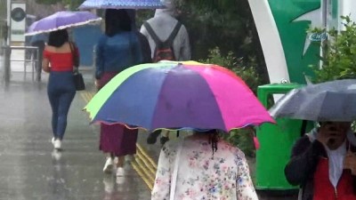yaz yagmuru -  Sınava giden öğrencilere yağmur sürprizi  Videosu