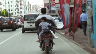 elektrikli bisiklet -  Suriyeli baba, bacağı kırık oğlunu böyle taşıdı  Videosu