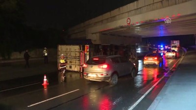 kirkoy - Bakırköy'de tır devrildi: 2 yaralı - İSTANBUL  Videosu
