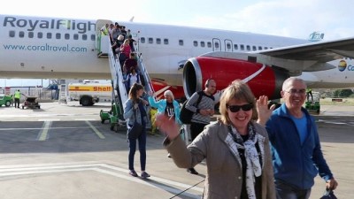 govdeli -  Büyük gövdeli uçakla gelen 224 Rus turist çiçeklerle karşılandı  Videosu