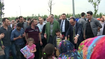 Cumhurbaşkanı Erdoğan, Zeytinburnu Sahili'nde iftarı bekleyen vatandaşlarla sohbet etti (2) - İSTANBUL