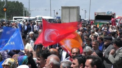  Ardahan'da AK Parti adaylarının karşılanmasında izdiham