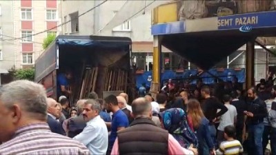 zirhli araclar -  Gazi Mahallesinde pazarcıların kavgası kanlı bitti: 1'i ağır 5 yaralı Videosu
